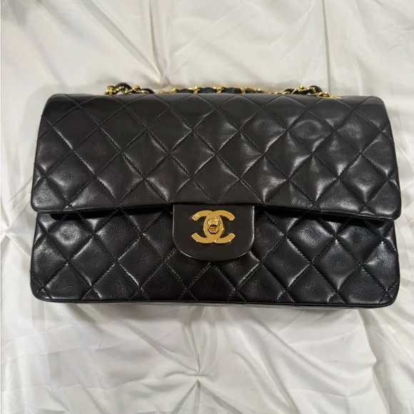 CHANEL Black lambskin medium classic flap - Picture 4 of 17